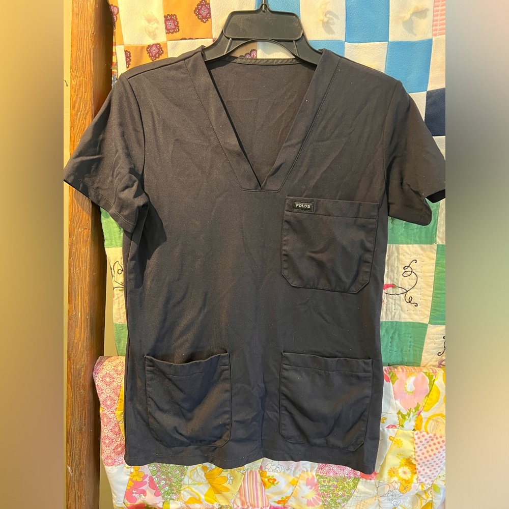 Folds scrub top size small/med best